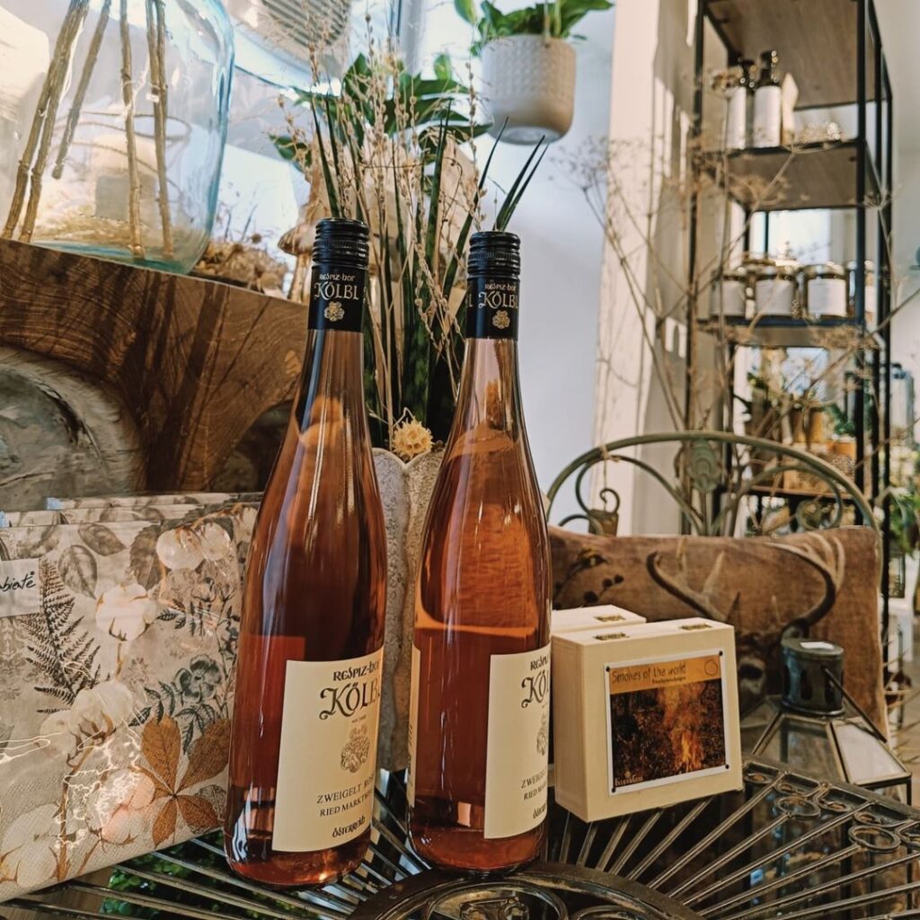 Zwei Flaschen Roséwein als Geschenk dekoriert