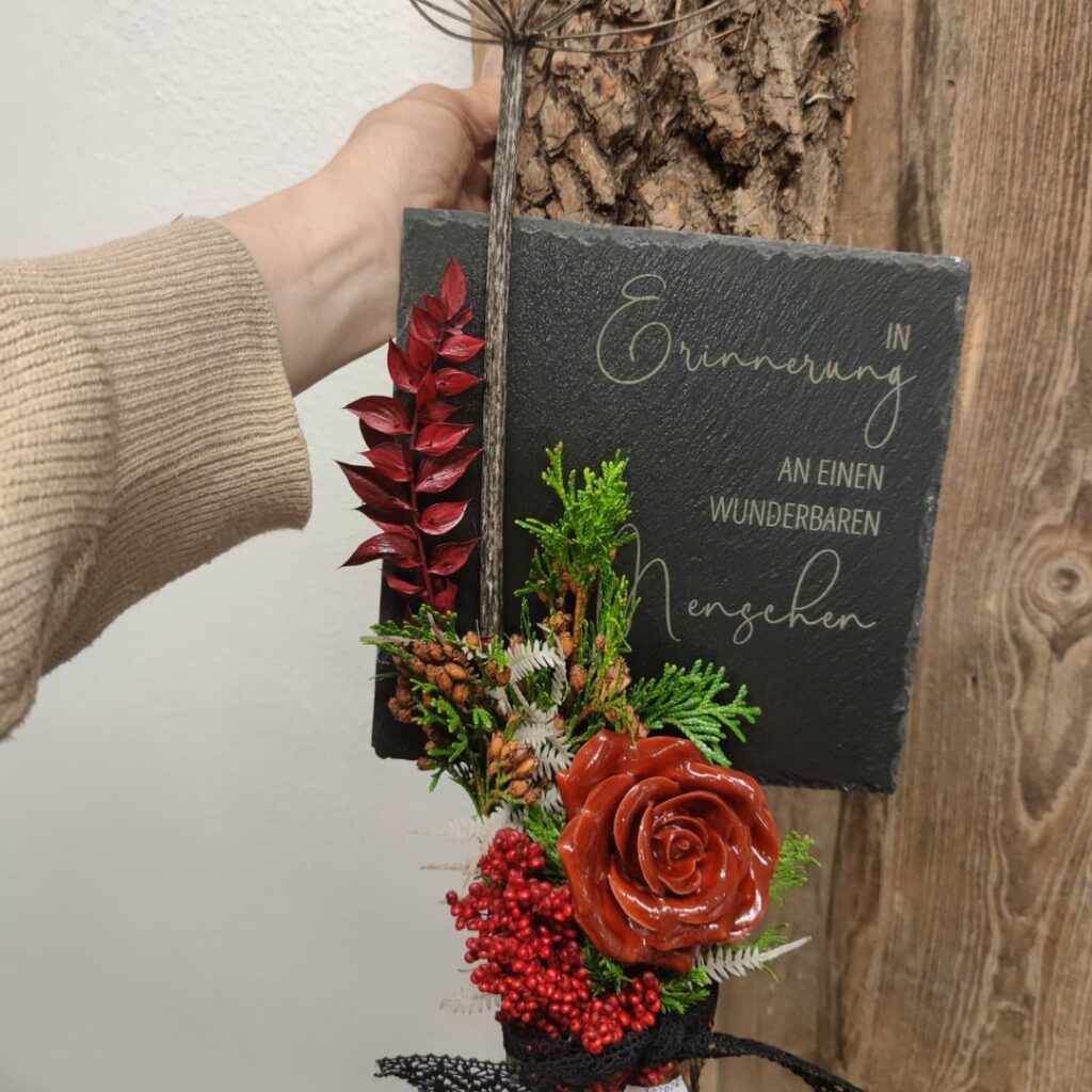 Gedenktafel aus Schiefer mit floraler Gestaltung